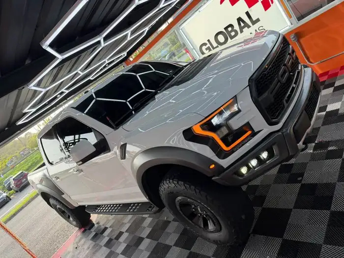 Instalación de tinte en Ford Raptor gris en Barceloneta, Puerto Rico