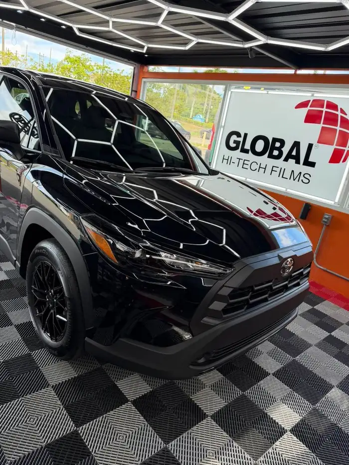 Instalación de tinte en Toyota Corolla Cross negro en Puerto Rico