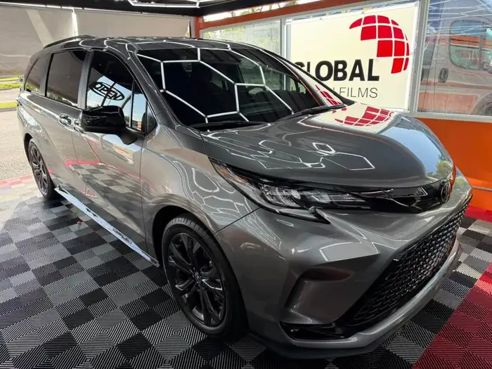 Tinte de ventanas en Toyota Sienna gris en Barceloneta