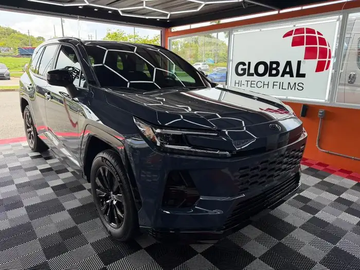 Instalación de tinte en Toyota Grand Highlander negro en Barceloneta