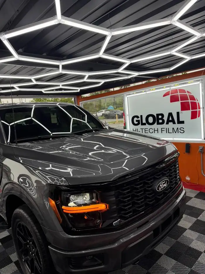 Instalación de tinte en Ford pickup gris en Puerto Rico