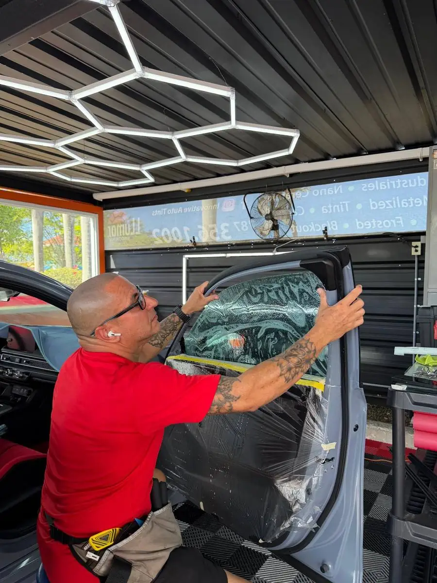 Wilfredo instalando tinte ceramico en Barceloneta, Puerto Rico