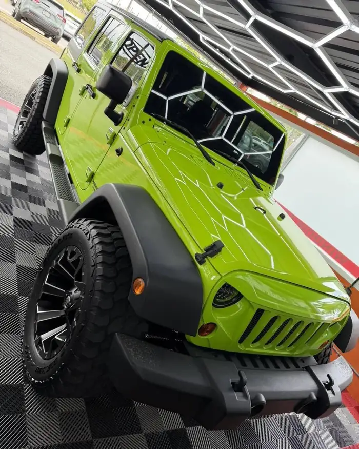 Tinte de auto en Jeep Wrangler verde en Barceloneta, Puerto Rico